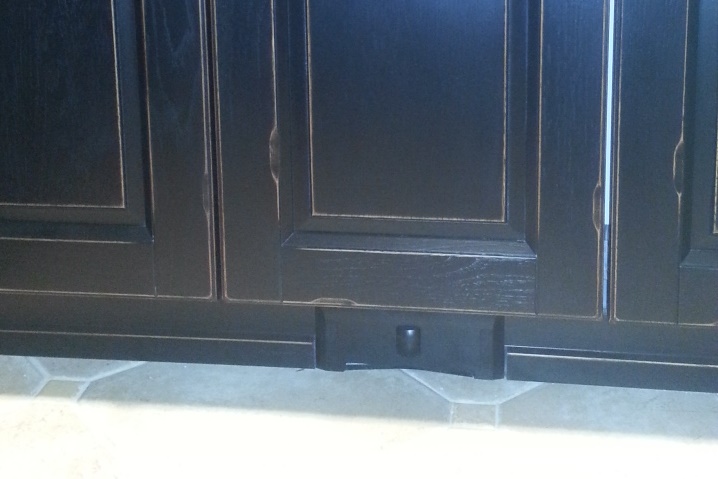 Черный Leo Vac в мебели.jpg